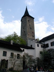 Věž a hlavní brána hradu