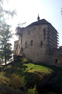 Královský palác hradu Točník s replikou středověkého jeřábu
