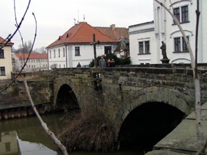 Most s rekonstruovanou budovou mlýna
