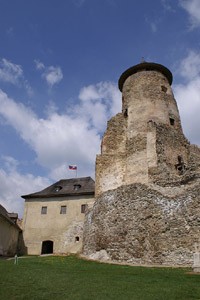 Věž lubovňanského hradu s nádvořím