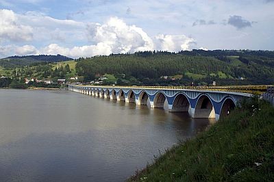 Most přes konec jezera